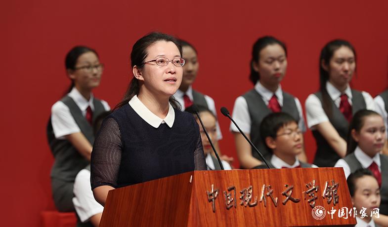 李利芳在頒獎(jiǎng)典禮上宣讀獲獎(jiǎng)散文、報(bào)告文學(xué)、科幻文學(xué)授獎(jiǎng)辭