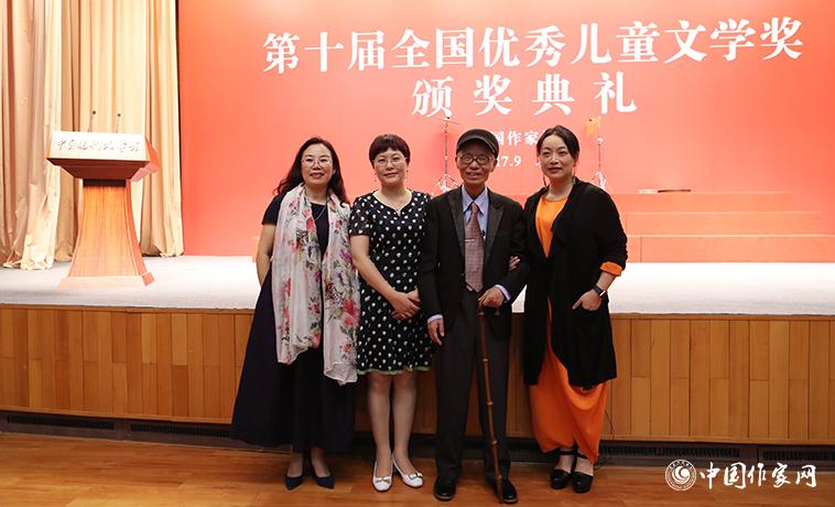 獲獎(jiǎng)作家與樊發(fā)稼、湯素蘭合影