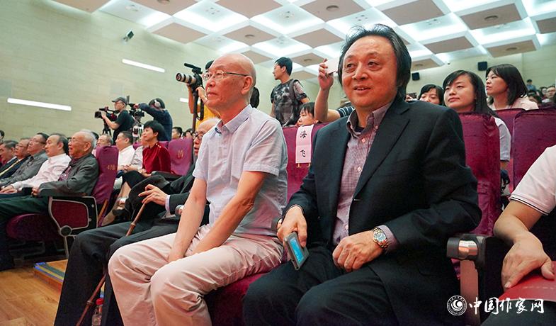 王泉根、海飛出席頒獎(jiǎng)典禮