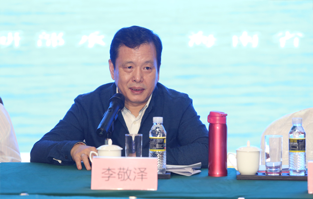 中國作協(xié)黨組成員、副主席李敬澤主持開幕式