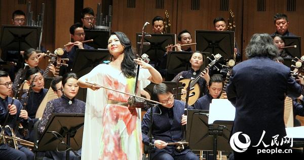 二胡演奏家馬曉暉與樂隊一起演奏《梁?！?。記者 任彥攝