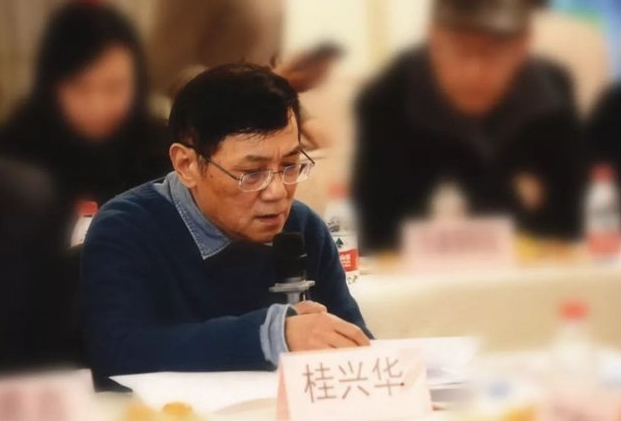 從《鄧小平之歌》到《興業(yè)路上》——桂興華長詩座談會紀(jì)要為了紀(jì)念中國改革開放40周年，經(jīng)過國家廣播電視新聞出版總局的審核批準(zhǔn)，上海著名詩人桂興華先生20多年前寫作的《鄧小平之歌》今年馬上要出版新的朗誦版。同時為了迎接建黨100周年，桂先生正在創(chuàng)作一部長詩《興業(yè)路上》，是列入上海市重大文藝創(chuàng)作項目重要的作品，今天我們就圍繞這兩部作品舉行一個研討會……[詳細(xì)]
