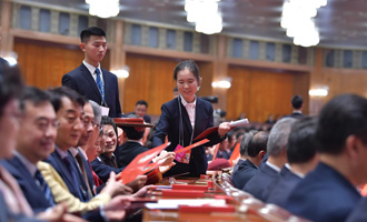 全國政協(xié)第四次全體會，工作人員發(fā)放選票