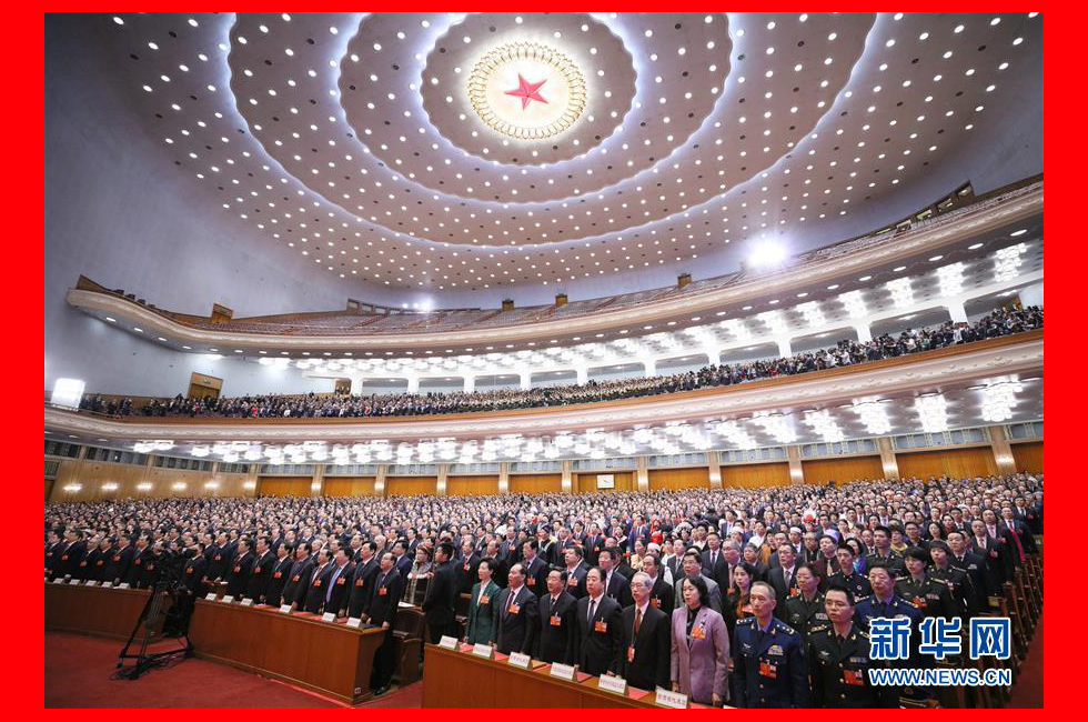 3月20日，第十三屆全國人民代表大會第一次會議舉行閉幕會。這是代表在唱國歌。