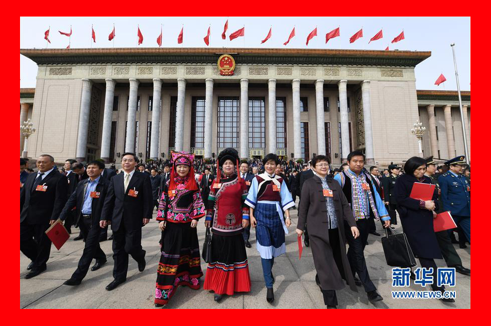 3月20日，第十三屆全國人民代表大會第一次會議閉幕會。這是會后，代表走出人民大會堂。