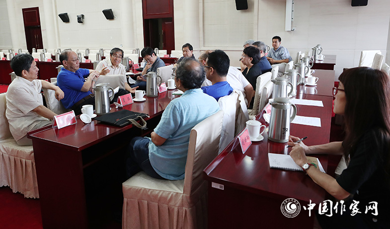 7月28日，全體會后文學(xué)翻譯獎評獎委會召開會議