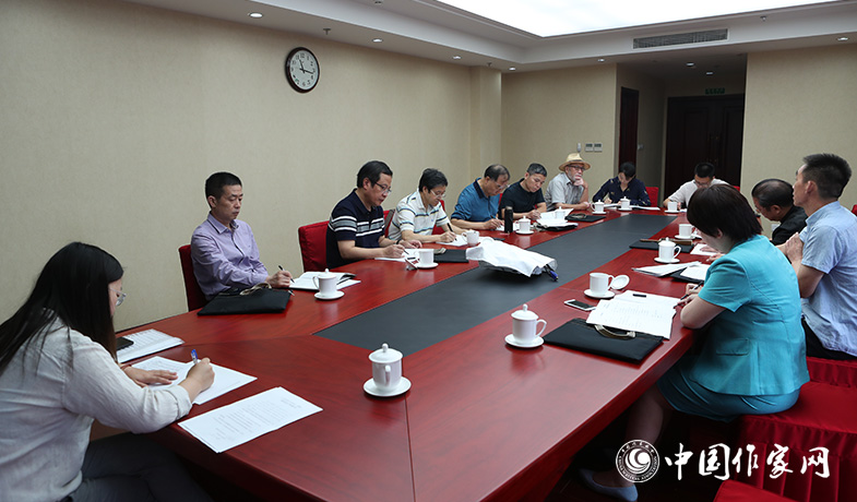 7月28日，全體會后文學(xué)理論評論獎評獎委員會召開會議