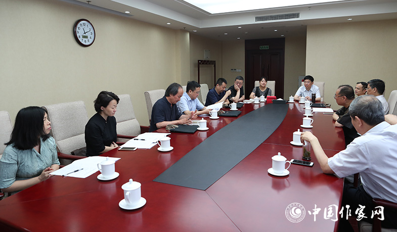 7月28日，全體會后散文雜文獎評獎委員會召開會議