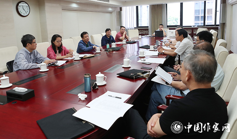 7月28日，全體會后中篇小說獎評獎委員會召開會議