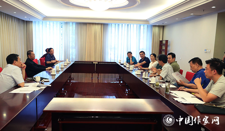 7月28日，全體會后報告文學(xué)獎評獎委員會召開會議