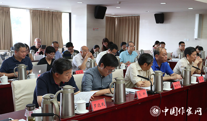 7月28日，第七屆魯迅文學(xué)獎各評委會全體會現(xiàn)場