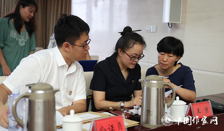 8月11日，公證處公證人員檢查選票統(tǒng)計情況