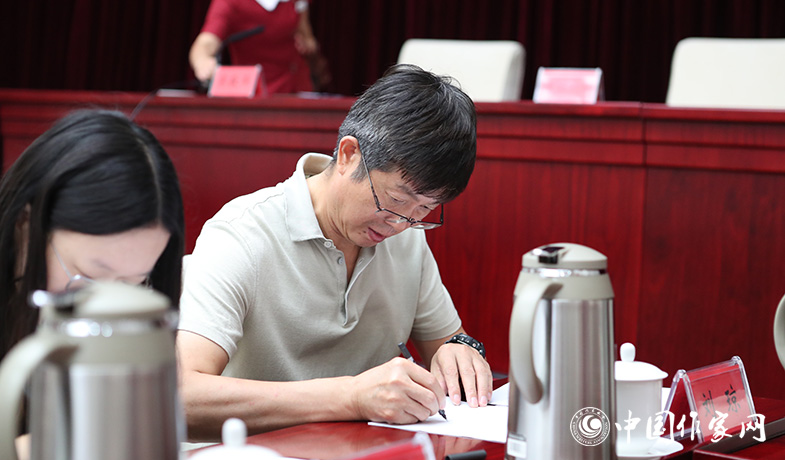 8月11日，紀(jì)監(jiān)組人員審核選票統(tǒng)計情況