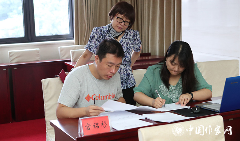 8月11日，聯(lián)絡(luò)員統(tǒng)計選票，紀(jì)監(jiān)組人員監(jiān)督工作