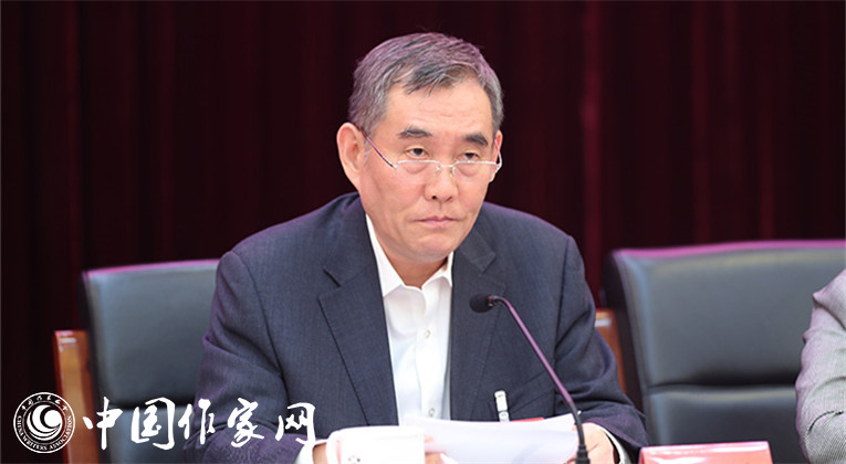 中國作協(xié)黨組書記、副主席錢小芊作報(bào)告