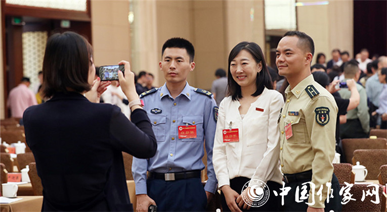 開幕式結(jié)束后，代表們合影留念