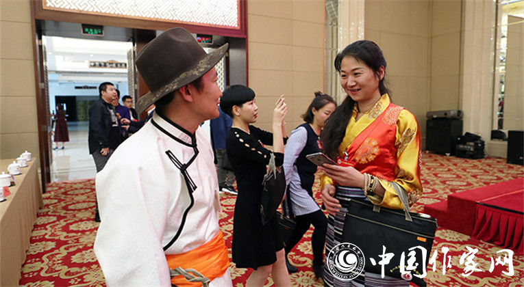 開幕式結(jié)束后，代表們合影留念