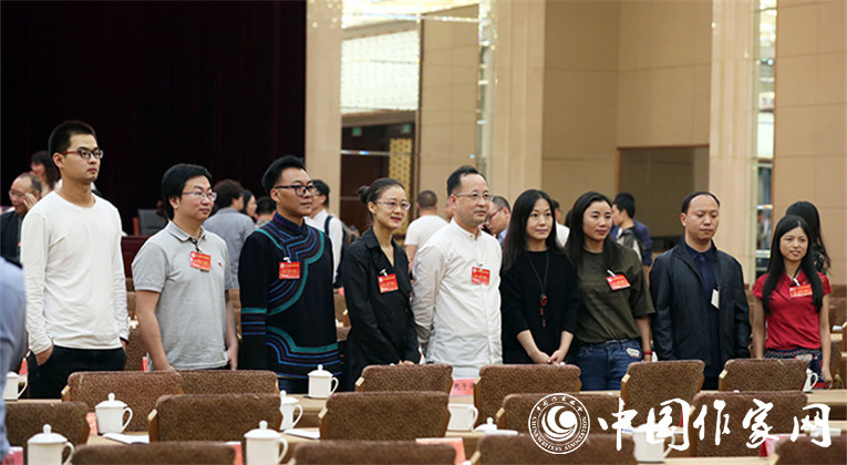 開幕式結(jié)束后，代表們合影留念