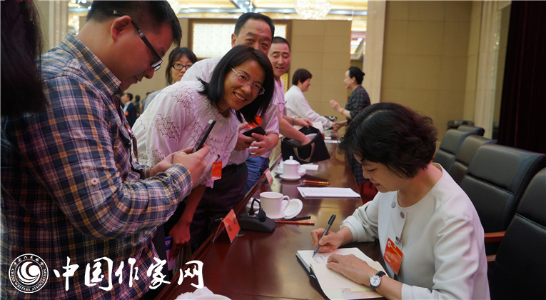 開幕式結(jié)束后，鐵凝為代表們簽名留念