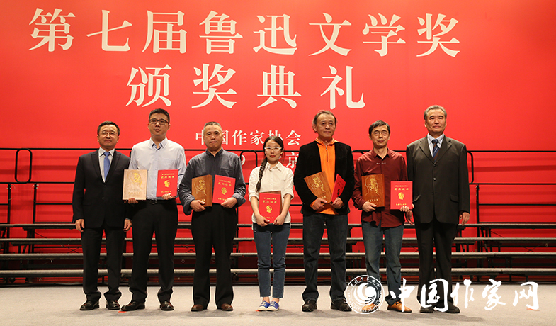 李冰、閻晶明為散文雜文獎獲獎作家頒獎
