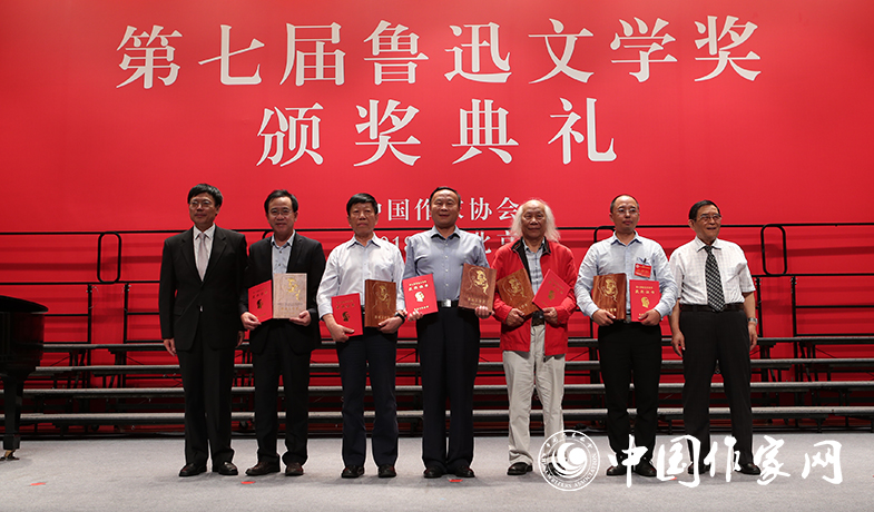 翟泰豐、湯恒為報告文學(xué)獎獲獎作家頒獎