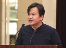 王威廉：人,時(shí)間的容器　　寫作的人在時(shí)間的蒼茫海面上需要看得更多、望得更遠(yuǎn)，才能帶給寫作真正的自由。[詳細(xì)]