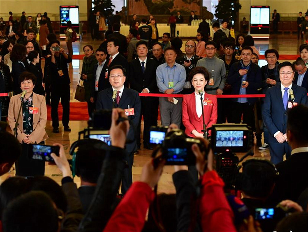 全國(guó)政協(xié)委員接受記者采訪。