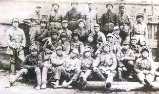 1946年4月，牡丹江軍區(qū)剿匪小分隊的部分官兵合影，《林海雪原》原型