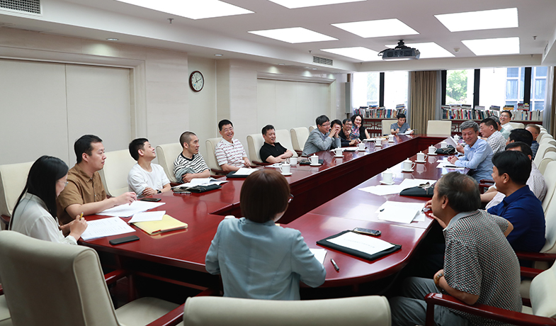 第一次全體會(huì)后召開大組見面會(huì)，各組評(píng)委討論工作