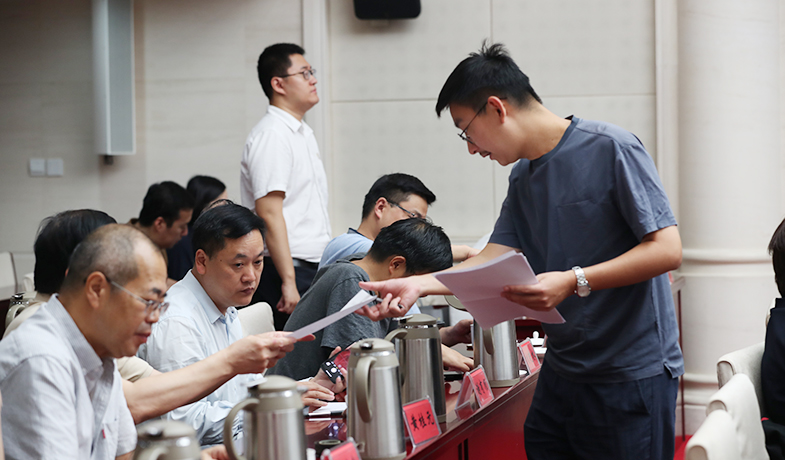 聯(lián)絡(luò)員分發(fā)、清點(diǎn)選票