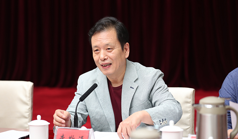 8月16日，評(píng)委會(huì)副主任李敬澤在第七次全體會(huì)上作投票說明、宣布計(jì)票結(jié)果并公布獲獎(jiǎng)作品