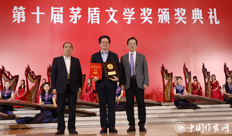 李敬澤、賈平凹為獲獎(jiǎng)作家陳彥頒獎(jiǎng)