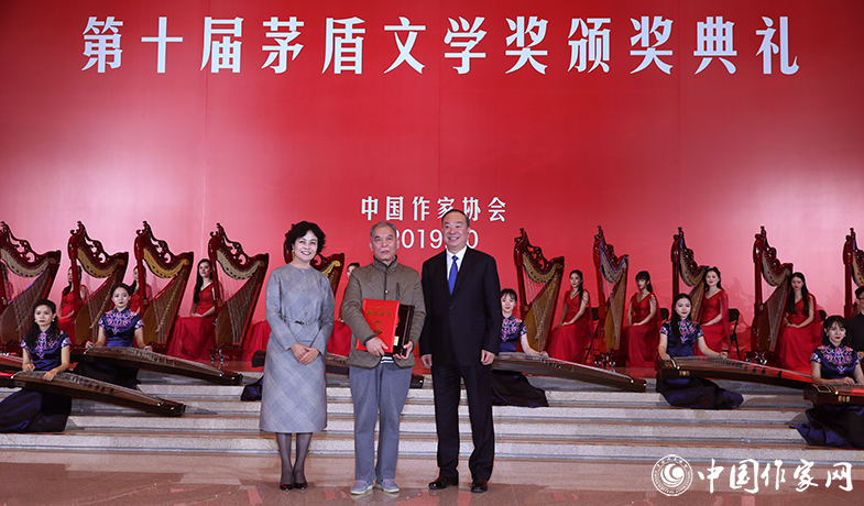 黃坤明、鐵凝為獲獎(jiǎng)作家梁曉聲頒獎(jiǎng)