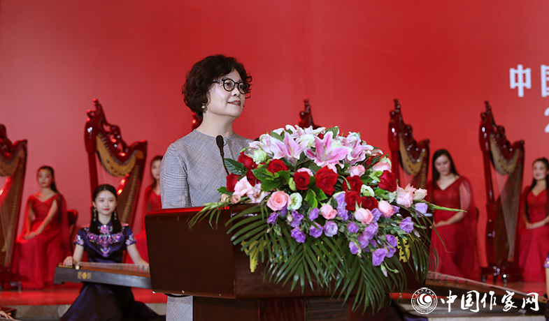中國(guó)作協(xié)主席、第十屆茅盾文學(xué)獎(jiǎng)評(píng)委會(huì)主任鐵凝致辭