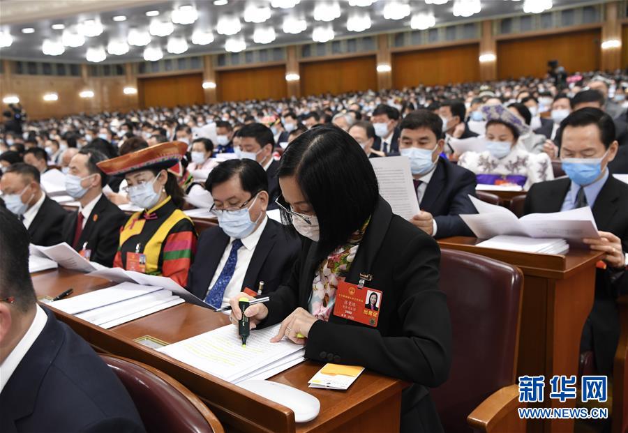 5月22日，第十三屆全國人民代表大會第三次會議在北京人民大會堂開幕。這是代表們在認(rèn)真聽會。