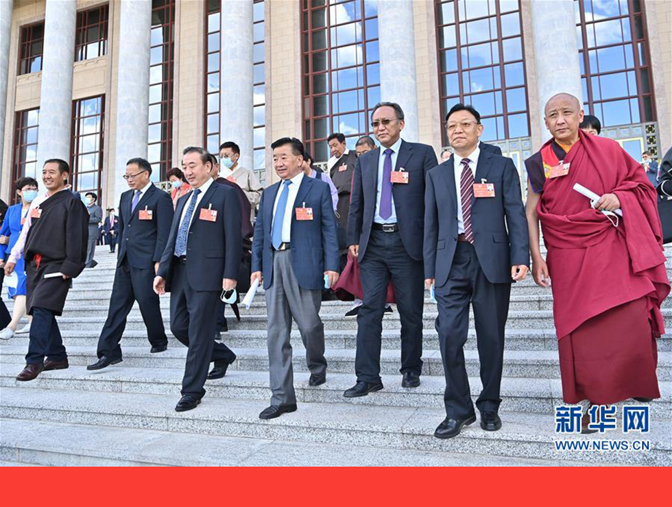 5月27日，全國政協(xié)十三屆三次會議在北京人民大會堂舉行閉幕會。閉幕會后，委員們走出人民大會堂。