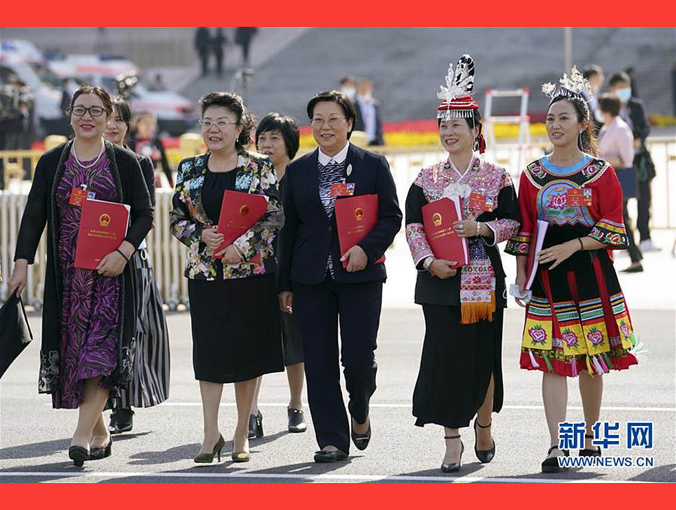 5月28日，十三屆全國人大三次會議在北京人民大會堂舉行閉幕會。閉幕會后，代表走出人民大會堂。