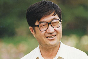 翻譯獎：漢文譯維吾爾文作者：牙生·賽依提（維吾爾族）         獲獎感言　　掌握一門語言就好像打開了一片新天地。上世紀(jì)80年代以后，我讀了許多漢族作家的作品，包括譯成漢語的許多國外作家的文學(xué)作品。當(dāng)時我所讀過的這些文學(xué)作品，依然沒有維文版，廣大維吾爾讀者則無法讀到這些文學(xué)作品。我覺得自己有責(zé)任將這些好的作品分享給維吾爾族讀者，讓他們也能一起欣賞和感悟優(yōu)秀的作品……
