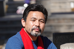 翻譯獎：藏文譯漢文作者：龍仁青（漢族）         獲獎感言　　在我看來，翻譯的意義，就是讓優(yōu)秀的文字抵達更遠的遠方。在我的想象里，母語原創(chuàng)的作品就好似是一匹駿馬，當(dāng)它一路馳騁，越過草原和山嶺，逐漸抵達大海岸邊的時候，它也就抵達了它要抵達的最遠的地方，所以，我們還要借助渡船去抵達更遠的地方……
