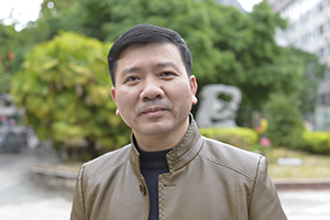散文獎：《被風(fēng)吹過的村莊》作者：莫景春(毛南族)         獲獎感言　　我們毛南族人口不過10來萬，文化非常脆弱，有些隨著時間的流逝將慢慢消失，如果不及時好好整理記錄，隨著時代的發(fā)展，社會變遷，這些可貴的民族精神記憶或者消磨，或者隱藏，那在不久的將來，真的難以找到了。作為一個作家，我有責(zé)任去挖掘，用文字把它們記錄下來……