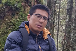 散文獎：《大河》作者：李達偉(白族)         獲獎感言　　《大河》的寫作，是一種重返式的寫作，同時也是一種在場式的寫作，那些在怒江邊教書和生活的過往，在寫作過程中如大河一般流淌不息。無論是《大河》，還是現(xiàn)在寫的《蒼山》，我都想努力重塑一種筋骨，重塑一些在這個時代有些稀缺的精神，我想通過文字重拾那些稀缺的懺悔、善良、愛情、真誠、膽色、平和、謙卑……
