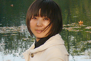 報告文學(xué)獎：《海雀，海雀》作者：王華（仡佬族）         獲獎感言　　海雀被一大片森林摟著，房舍間，還有各家根據(jù)自己的喜歡種的各種果樹、花樹。幾輪的房改工程，已經(jīng)將這里的民房統(tǒng)一了風(fēng)格，道路也全部硬化了，半坡還有一個小廣場，村里有了拿工資的清潔工——海雀很美。以至于，我都不太相信曾經(jīng)的海雀真是資料上介紹的那個樣子——一個“苦甲天下”、不適合人居的地方……