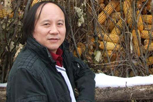 報告文學(xué)獎：《羅布泊新歌》作者：劉國強（滿族）         獲獎感言　　我對“下沉”這個詞匯充滿感情。下沉的力度和深度，決定回彈的高度。下沉進生活里，總會找到一眼旺泉。有人說，只要生活著，隨處都是生活。我不敢茍同，因為此“生活”和彼“生活”是不一樣的。我們生活的時代，趕上百年未有之大變局，原態(tài)生活往往比我們想象的還要刺激、精彩……