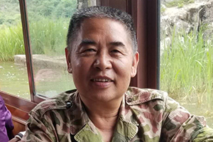 報告文學(xué)獎：《宋文驄——從游擊隊員到殲10之父》作者：段平（回族）         獲獎感言　　有時候，正如古羅馬人韋格修斯所說，如果你想要和平，那就準(zhǔn)備戰(zhàn)爭。這是逼不得已的事情。而為了不戰(zhàn)而屈人之兵，除了軍隊的準(zhǔn)備，就是我們大國重器的鑄造者，我們的科學(xué)家了。作為一個長期從事軍事題材創(chuàng)作的文學(xué)人，一個老兵，為他們而歌，我責(zé)無旁貸……
