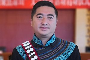 報告文學(xué)獎：《懸崖村》作者：阿克鳩射（彝族）         獲獎感言　　作為“懸崖村”脫貧攻堅奮斗歷程的記錄者，我深切感受到，自打響脫貧攻堅戰(zhàn)以來，黨和政府對彝族地區(qū)脫貧攻堅工作的重視和支持，社會各界對彝族地區(qū)的幫扶，基層黨員干部的實干、苦干、巧干精神，以及彝區(qū)群眾為創(chuàng)造幸福生活而迸發(fā)出的強大內(nèi)生動力……