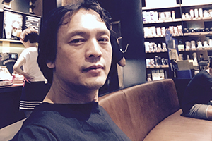 中短篇小說獎：《人間消息》作者：李約熱（壯族）         獲獎感言　　自2003年以“李約熱”為筆名發(fā)表作品以來，已經(jīng)過去17個年頭。17年來，在祖國南疆、美麗神奇的八桂大地上，有很多動人的故事吸引著我。我寫作的靈感，來自我曾經(jīng)生活、工作過的鄉(xiāng)村，生活在那里的人們，他們的生存狀態(tài)、他們的喜怒哀樂、他們的所思所想、他們對美好生活的追求，給我提供了豐富的寫作素材……