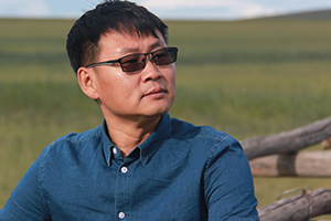 中短篇小說獎：《騎馬周游世界》作者：海勒根那（蒙古族）         獲獎感言　　在我看來，短篇小說就像一條條布滿霧氣的纖細支流，讀者自己會撥開層層云霧，見到它們蜿蜒爬行的樣子。而前方它們即將一泄而入的那條大河，會帶給你忽然的寬廣與源遠流長。所以我愿意用溪水般純凈的語言和九曲回腸的意境，努力涌向?qū)掗煹暮恿?，直到接近夢中的大海。那是文學(xué)的大海，春暖花開的大?！?/></a></dt>
      <dd><a href=