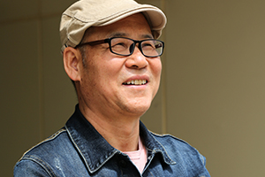 長篇小說獎：《青色蒙古》作者：海倫納（蒙古族）         獲獎感言　　長篇小說《青色蒙古》以科爾沁草原上潮爾沁（演奏馬頭琴說唱的民間藝人）世家三代人為主線，濃縮了清朝初期科爾沁蒙古人近百年的歷史和心靈世界，筆下的人物仿佛帶著那個時代的風(fēng)塵一一躍然紙上，我也自然而然地走進了他們的生活，體驗著他們的情感，體會著生命的價值……