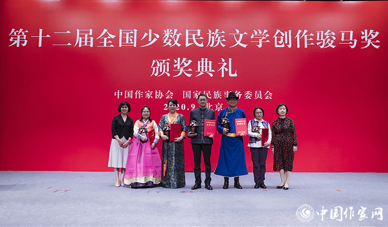 中國作家協(xié)會主席鐵凝、作家葉梅為長篇小說獎獲獎?wù)哳C獎
