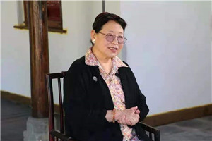 小說：獲獎(jiǎng)作品《耗子大爺起晚了》作者：葉廣芩         獲獎(jiǎng)感言　　在走了不少路，吃了不少飯，寫了大半輩子“風(fēng)也蕭蕭，雨也瀟瀟”一類的滄桑文字之后，我的筆端竟然停留在“上燈臺(tái)偷油吃”的小耗子身上，回到了兒時(shí)居住過的頤和園，跟小孩子們有了一場(chǎng)親切對(duì)話。這實(shí)在是出乎預(yù)料的事情，細(xì)想?yún)s也在預(yù)料之中：人生就好比一個(gè)圓，轉(zhuǎn)哪轉(zhuǎn)的，轉(zhuǎn)著轉(zhuǎn)著首和尾兩頭就連上了，太自然不過。